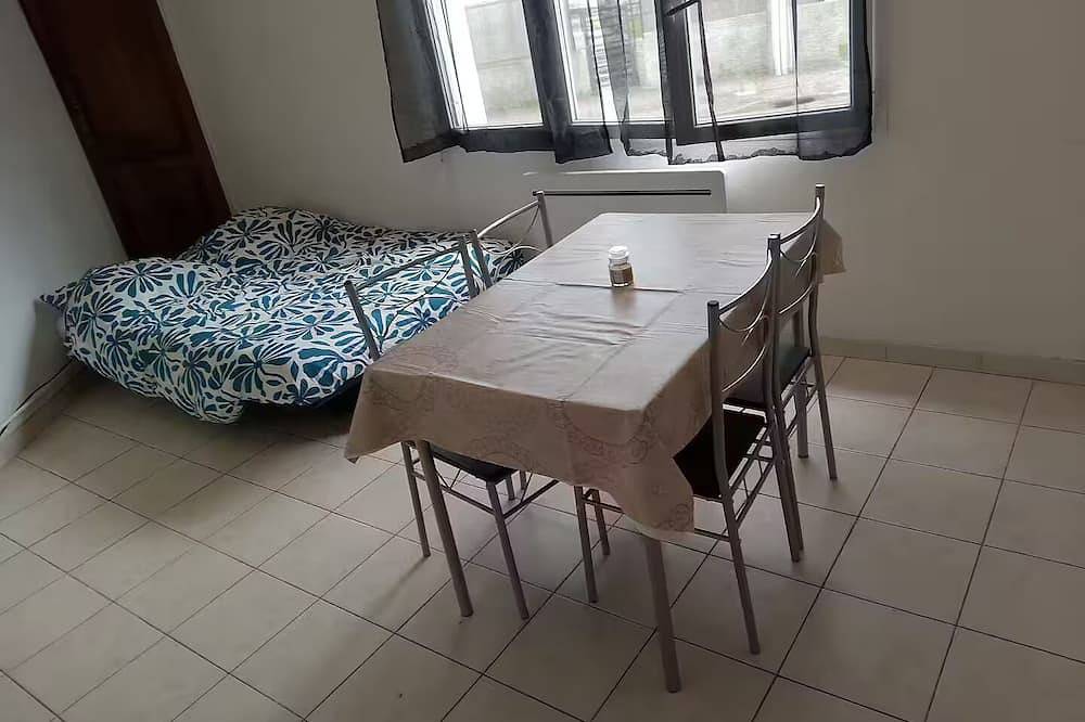 Entire apartment, Charming cottage in the heart of Saintes in Saintes, Saintes region