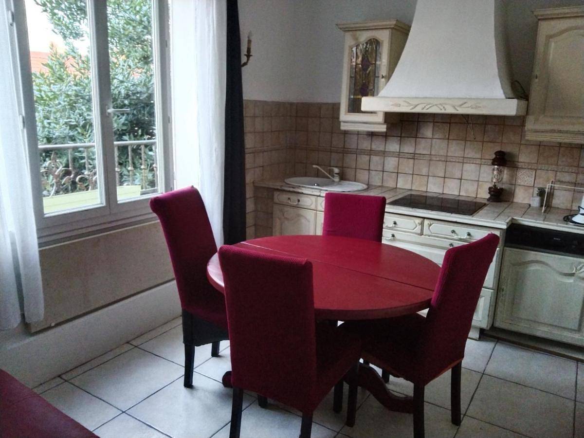 Appartement entier, Three-Bedroom Apartment in Fontenay-sous-Bois, Val-de-Marne