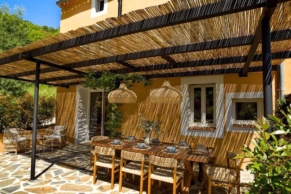 Between the mountains and the sea, a profound and eco-chic nature experience in in Montbolo, Céret und Umgebung
