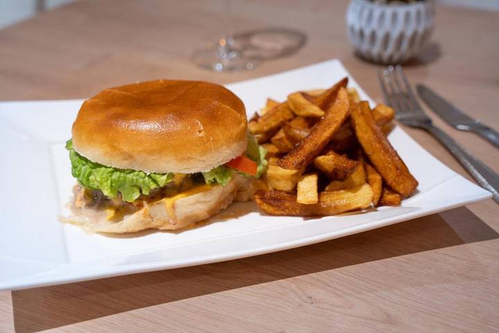 Hôtel pour 3 personnes, avec terrasse, animaux acceptés à La Chapelle-Saint-Luc - 4