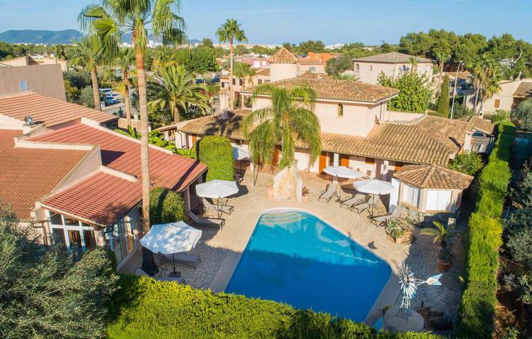 Soleado Apartamento Terraza con Piscina a 2,5km de la Playa de Cala Morlanda in Sa Coma, San Lorenzo de Cardessar