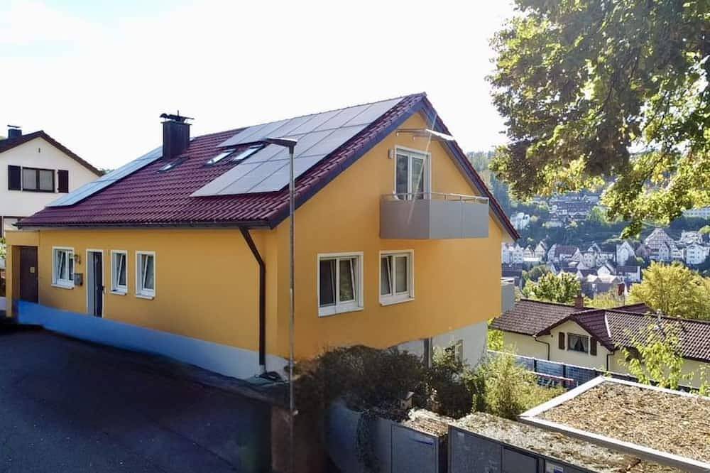 Ganze Wohnung, Komplette Ferienwohnung mit Parkplatz und Wallbox vor der Tür. in Calw, Nordschwarzwald