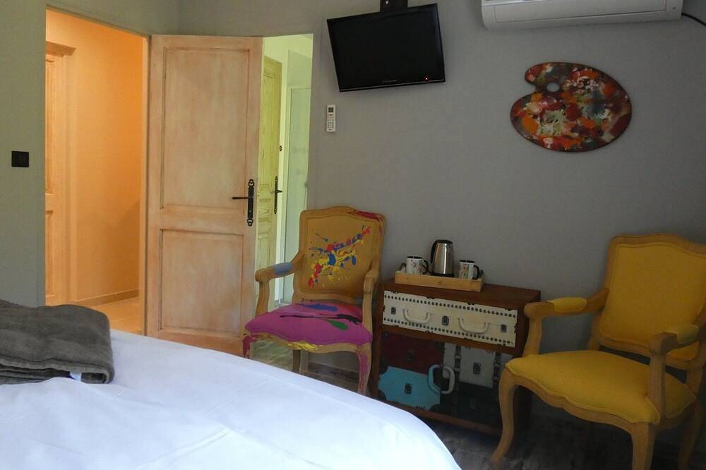 Atypical B&B in a Mas de Caractère, 2 km from town center in L'Isle-sur-la-Sorgue, Vaucluse