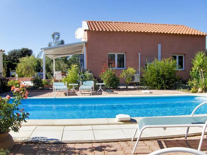 Location de vacances pour 6 personnes, avec terrasse ainsi que piscine et jardin à Castelnou
