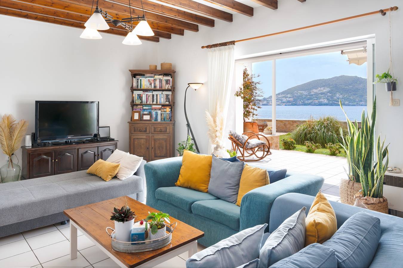Villa 'Peristeri' with Sea View, Wi-Fi and Air Conditioning in Leros