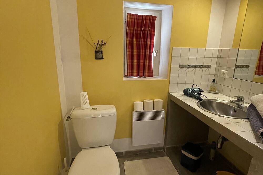 Gite Soie: cosy stone cottage in a quiet area surrounded by vines in Mazan, Parc naturel régional du Mont-Ventoux