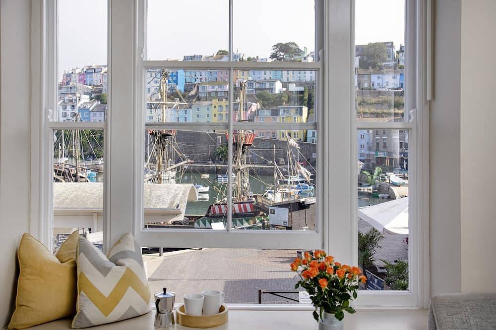 Seven - La Petite Maison is a stylish, dog-friendly holiday home in Brixham in Brixham, Torbay