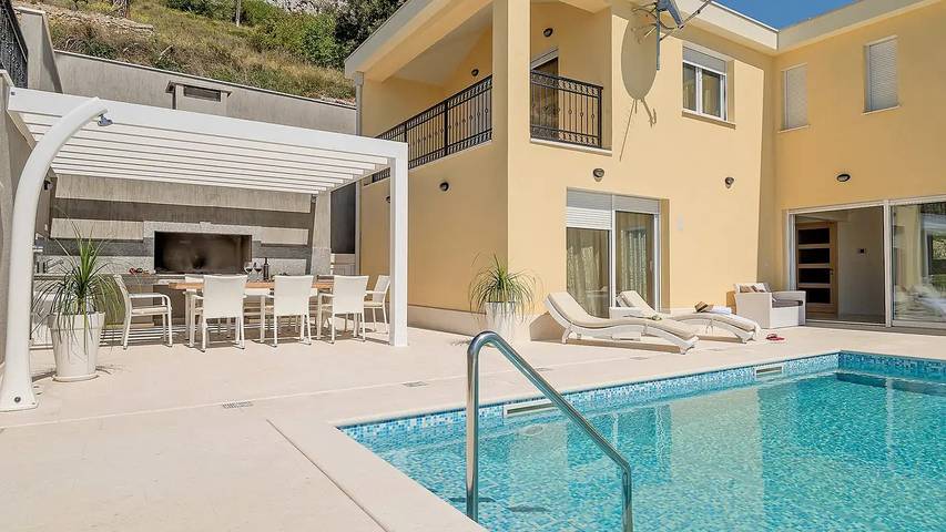 Villa pour 12 personnes, avec piscine ainsi que jardin et terrasse à Mimice - 2