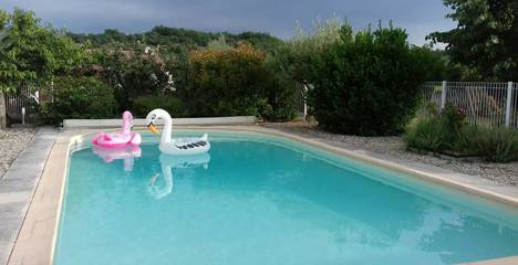 Gîte pour 4 personnes, avec terrasse ainsi que jardin et piscine à Saint-Germain