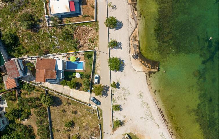Geräumige Ferienwohnung mit Pool und Terrasse in der Nähe des Prokljansko-Sees in Raslina, Šibenik-Knin