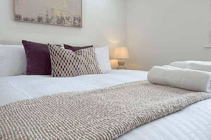 Maison 2 chambres à Luton, 4 couchages, jardin & 2 parkings privés in Luton, Chiltern Hills