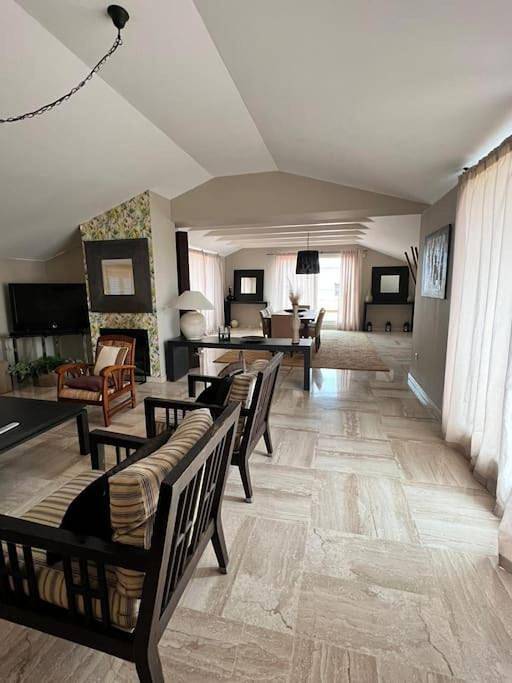 Location de vacances pour 8 personnes, avec terrasse et jardin ainsi que vue et piscine, animaux acceptés à Sotogrande