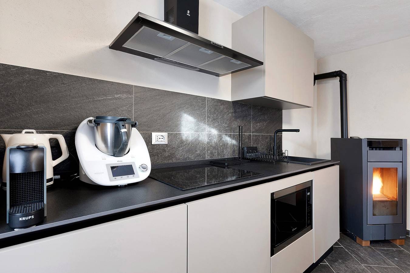 Appartement entier, Appartement "Karen The Ski House" avec vue sur la montagne, jardin partagé et Wi-Fi in Variney-Chez Roncoz, Comune di Gignod