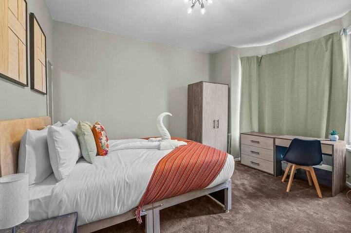 Spacious 5-Bedroom Home for Large Families& Groups in Worcester, Worcestershire