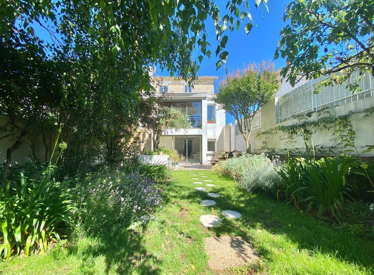 Chambre au calme sur jardin avec Terrasse in La Rochelle, Région de La Rochelle