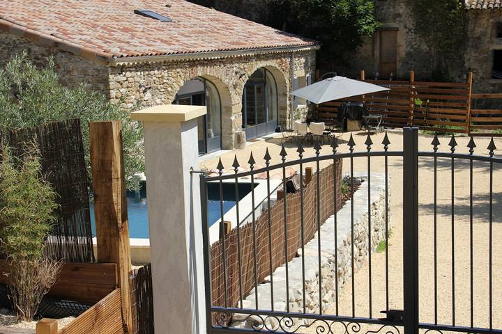 Gîte pour 6 personnes, avec terrasse ainsi que jardin et piscine