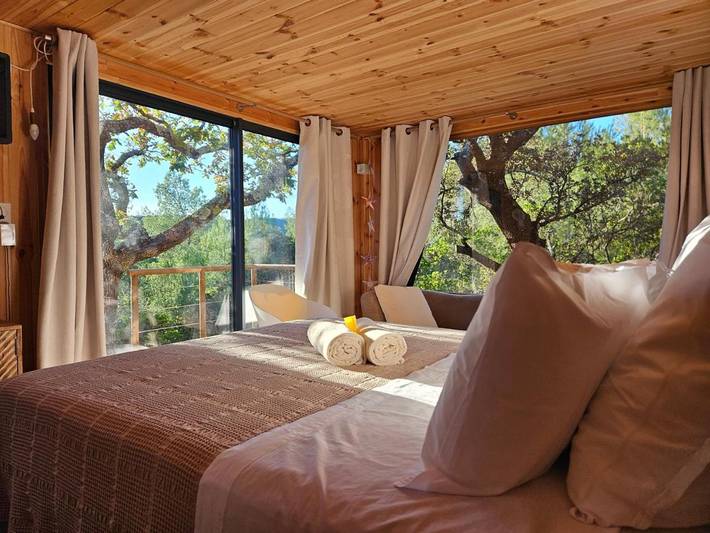 Chambre d’hôte pour 2 personnes, avec Balcon et Jacuzzi ainsi que Terrasse et Vue