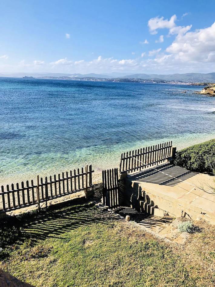 Appartement entier, Appartement climatisé magnifique vue mer 3 pièces 4 personnes in Le Brusc, Six-Fours-les-Plages