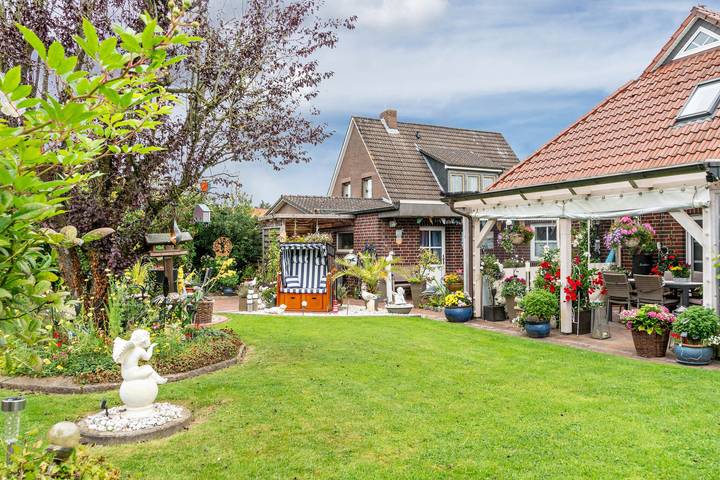 Entire apartment, Apartment 'Ferienwohnung Haus Helene' with Shared Terrace, Shared Garden and Wi-Fi in Zetel, Southern North Sea Coast