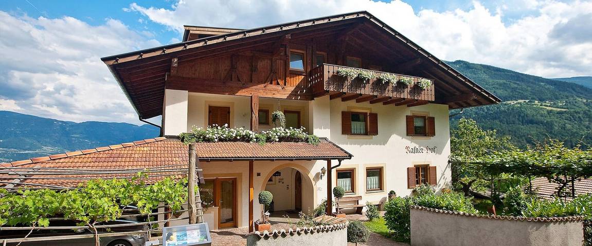 Ganze Wohnung, Ferienwohnung 'Rasnerhof Ferienwohnung Meran' mit Bergblick, Balkon & Wlan in Oberplars, Algund