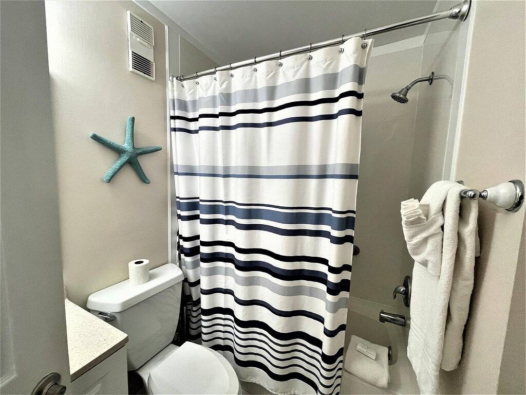 Ganze Wohnung, Admiral’s Row 203: Romantic Oceanfront Retreat with Bunk Beds in Beaufort County