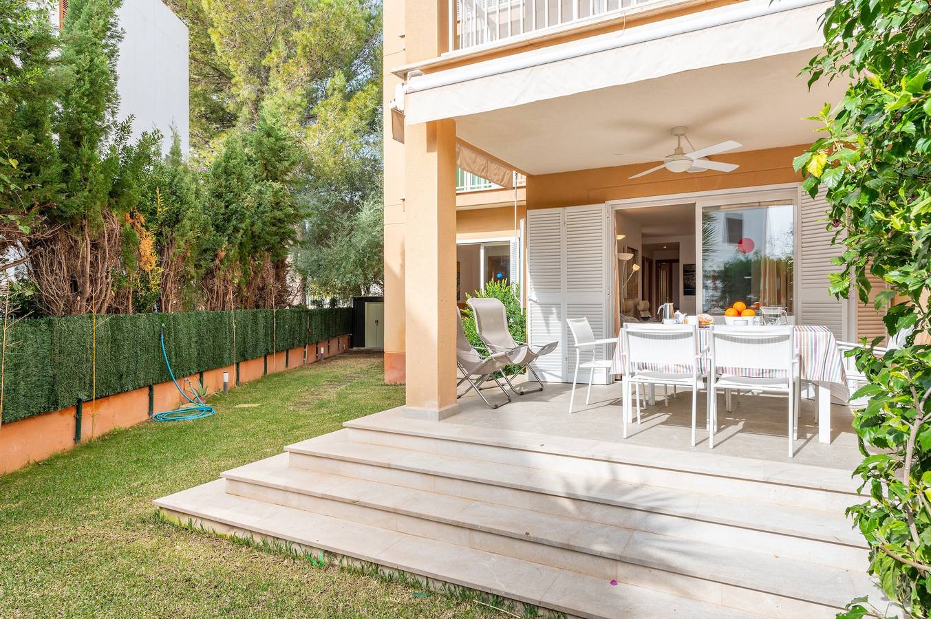 Apartamento entero, 'Apartamento Olot' planta baja con jardín privado, piscina compartida y aire acondicionado in Puerto de Pollensa, Pollença