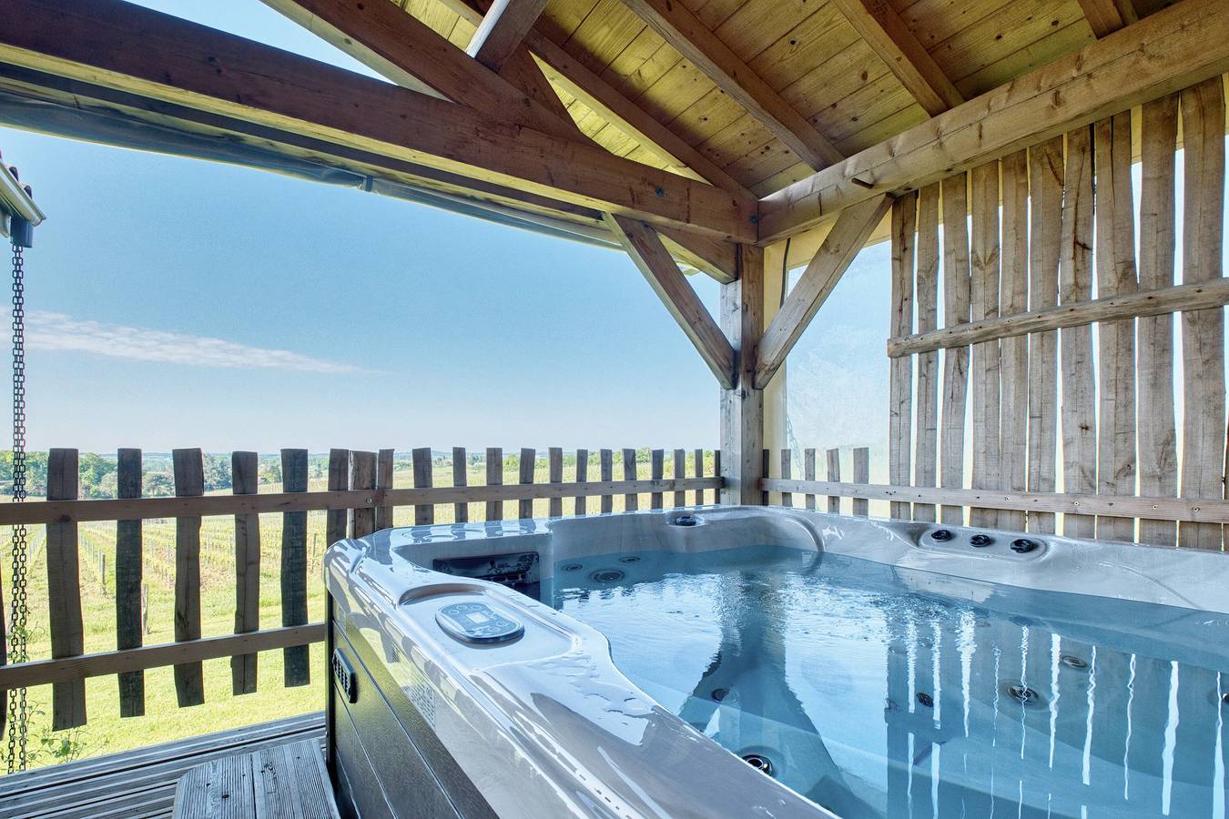 Cabane 'Malfourat' avec piscine partagée, Wi-Fi et climatisation in Monbazillac, Périgord Pourpre