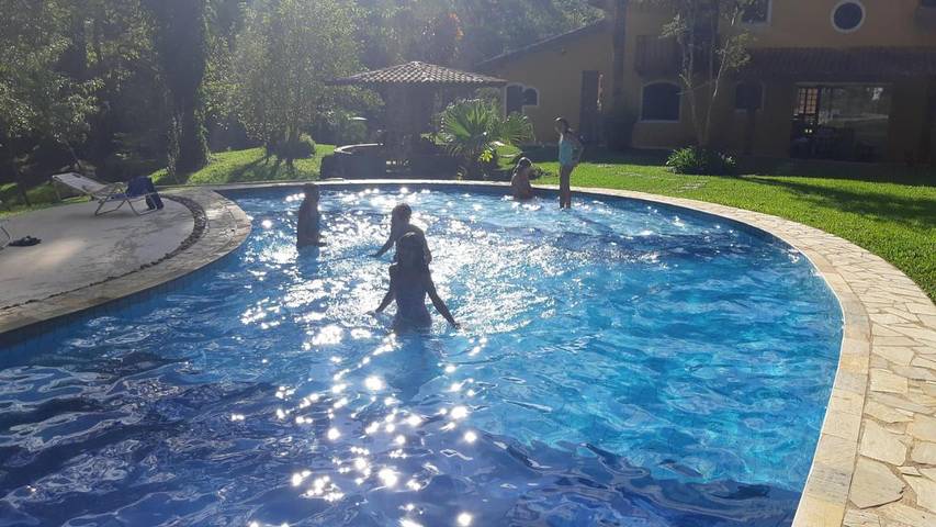 Casas e apartamentos de temporada para 14 pessoas, com jardim e vista para o lago e ainda vista and piscina em Ibiúna