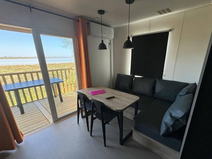 Camping de l'Arnel - Mobilheim 4 personen - Loggia Bay N°112 Ausblick auf den Teich - 2 Schlafz. in Villeneuve-lès-Maguelone, Mittelmeerküste (Frankreich)