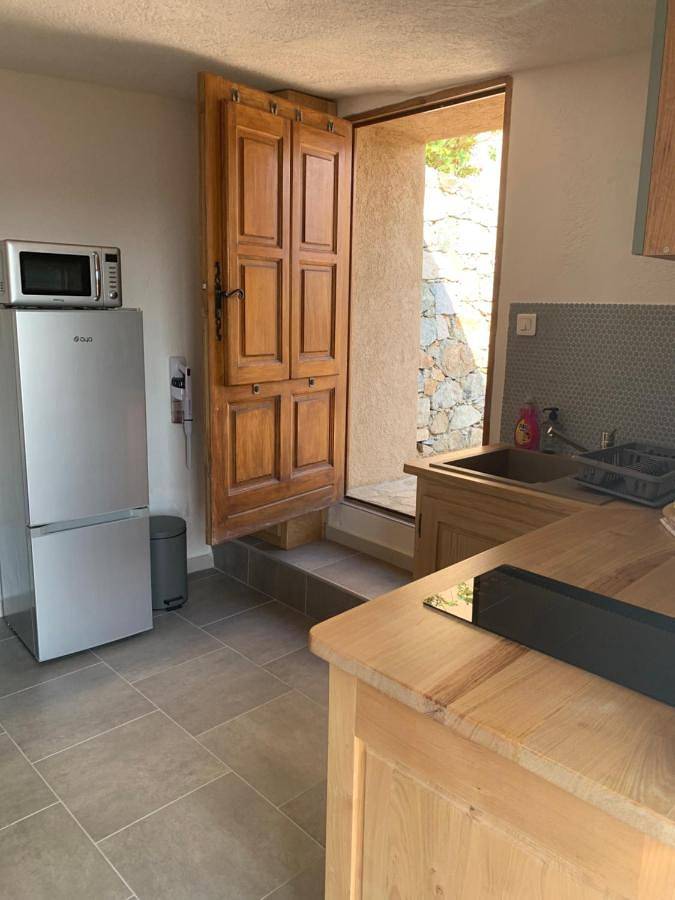 Location de vacances pour 2 personnes, avec vue ainsi que terrasse et jardin à Sant'Antonino - 4