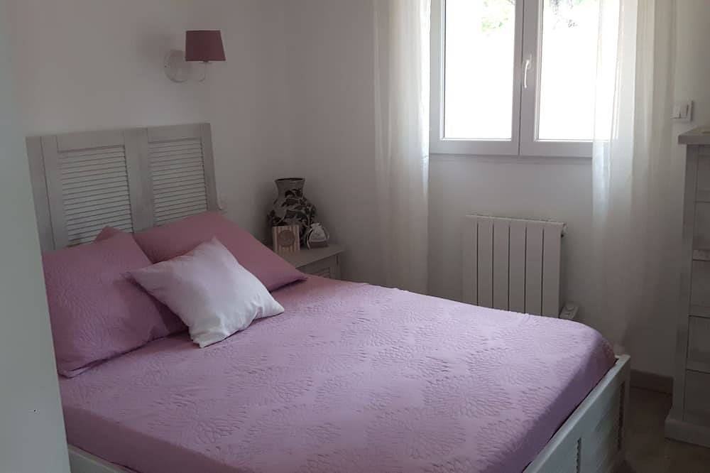 Charmante Maison Au Pied Du Lubéron  Studio 4 Personnes Piscine, Jacuzzi in Velleron, Vaucluse
