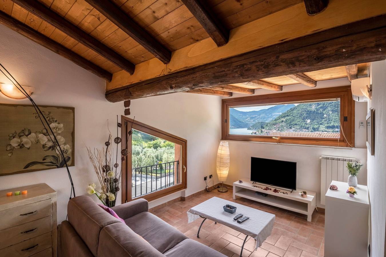 Ganze Wohnung, Haustierfreundliches Apartment "Mansarda con vista lago" mit Seeblick, Pool, Wlan und Terrasse in Sulzano, Catena Bresciana Occidentale