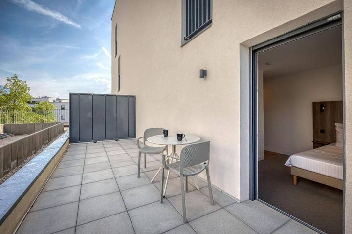 Location de vacances pour 2 personnes, avec terrasse dans Esplanade du Lac ( Aix-les-Bains) - 4