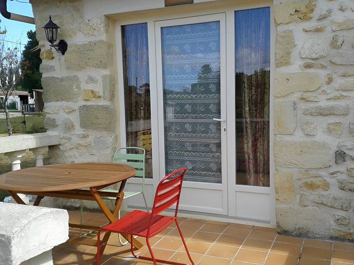 Gîte pour 4 personnes, avec terrasse ainsi que piscine et jardin à Bégadan