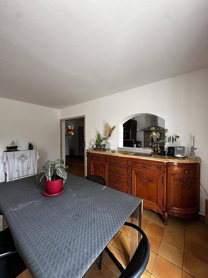 Appartement entier, One-Bedroom Apartment in La Tour-d'Aigues, Parc naturel régional du Luberon