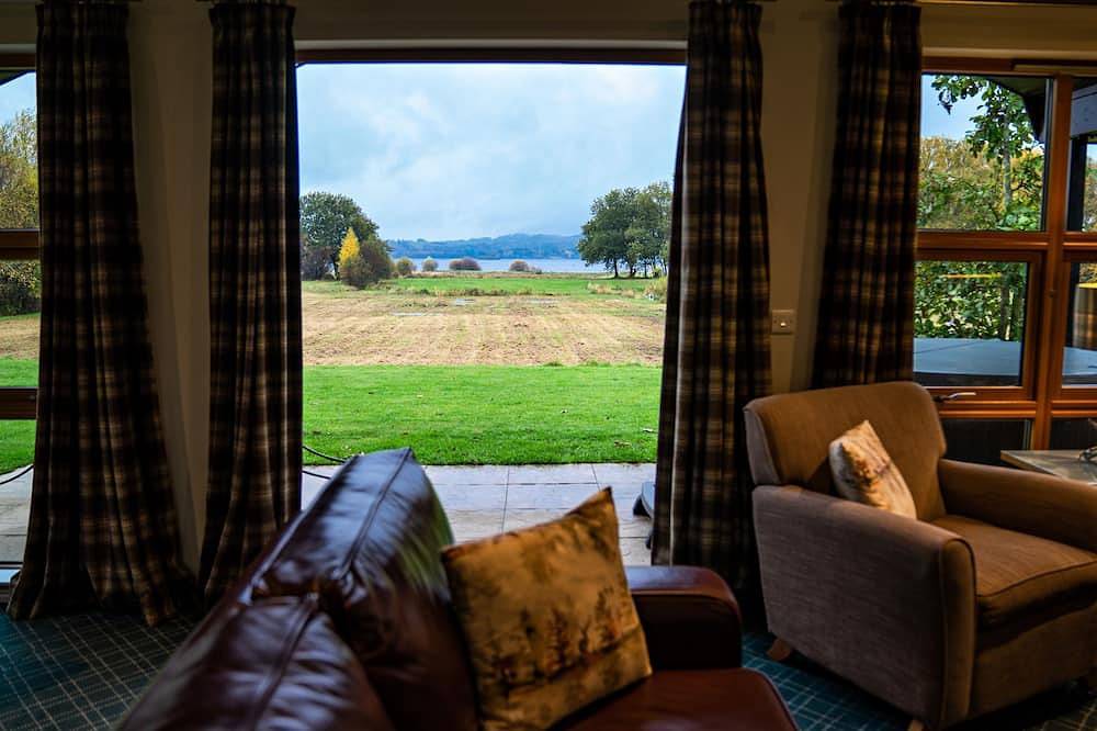 Luxury chalet with hot tub and loch views in Loch Lomond, Stirling und Umgebung