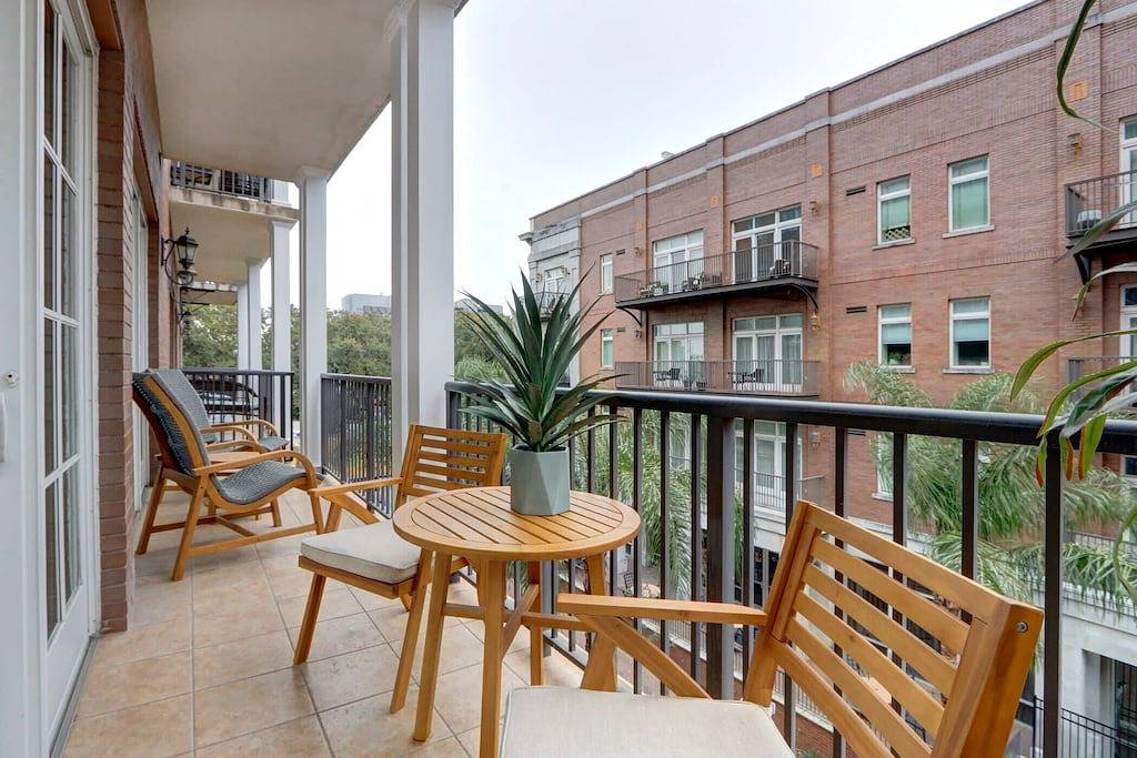Ganze Wohnung, Luxury Bay Street Condo featuring Dual King Suites in Savannah, Chatham County