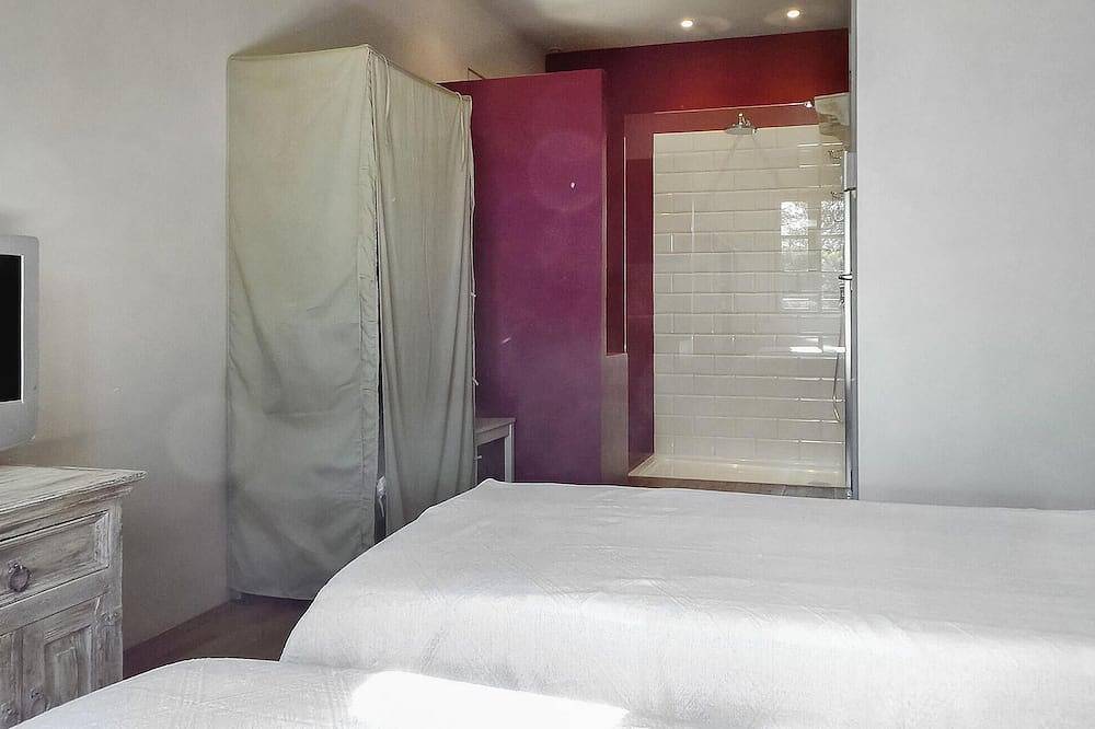 Beautiful home in Paradou in Paradou, Arles region