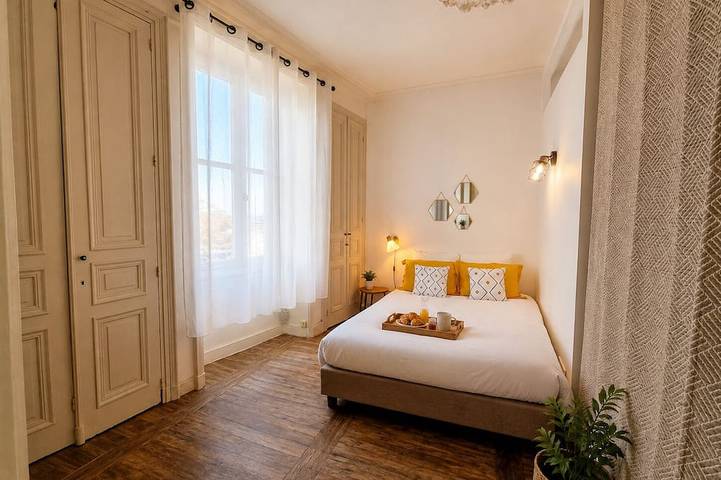 Ganze Wohnung, Apartment-Standard-Ensuite mit Dusche-Stadtblick in Angoulême, Charente