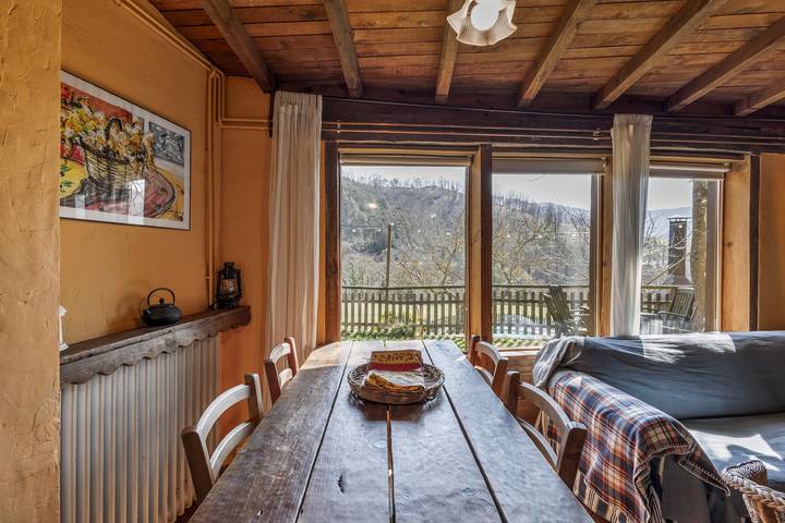 Vacation Home "La Cabana, El Reixac Casa Rural" with Mountain View, Shared Pool & Wi-Fi in Sant Joan de les Abadesses, Katalonske Pyrenæerne