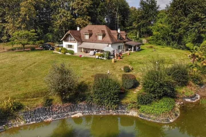 Location de vacances pour 12 personnes, avec balcon et jardin, animaux acceptés à Ledeuix