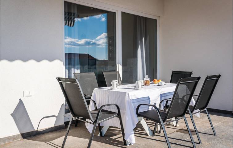 Reizendes Apartment mit einem Schlafzimmer am Meer, Terrasse und Küche in Sibenik, Šibenik-Knin