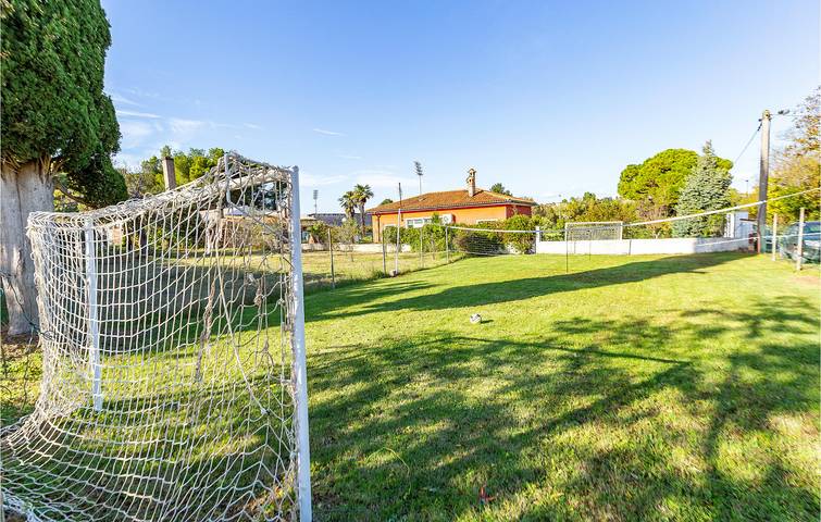 Spacious 1.5km to Beach: Poolside Apartment with WiFi & Parking in Pula-Medulin, Pula
