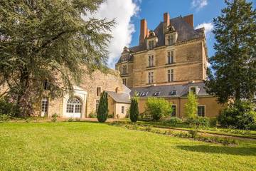Gîte pour 2 personnes, avec terrasse et jardin à Durtal