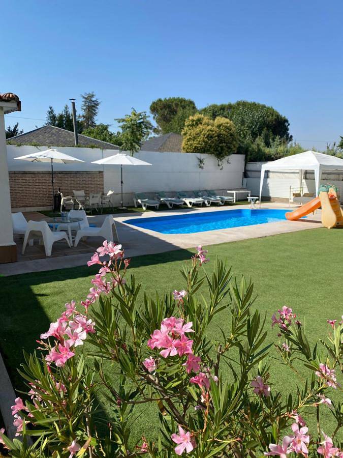 Casa rural con piscina para 4 personas, con vistas además de piscina y jardín en Comunidad de Madrid