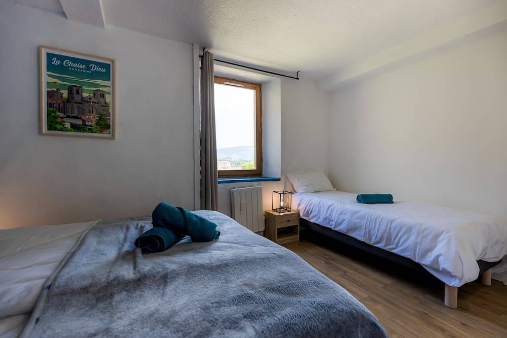 Gite nature, piscine naturelle, sauna, bain nordique, ferme in Augerolles, Parc Naturel Régional Livradois-Forez