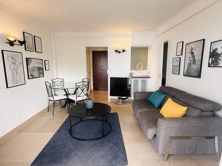 Entire apartment, One bedroom apartment with a sea view right by the Croisette beaches and the center of Cannes. in Cannes, Mediterranean Coast (France)