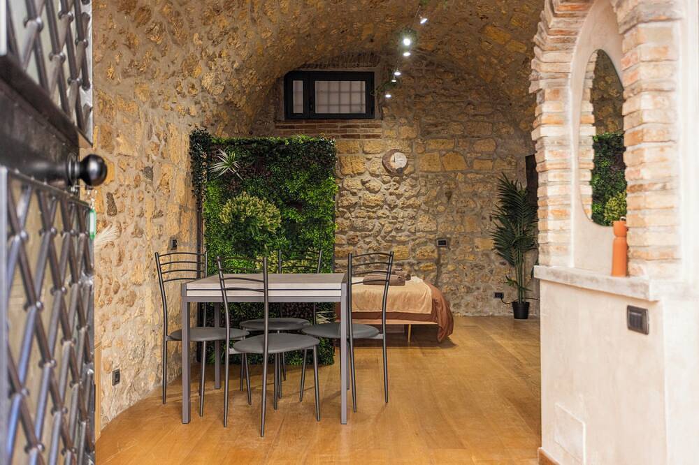 Appartement entier, Il Butto – Stone loft with an Etruscan cistern, historic center of Tarquinia in Tarquinia, Province de Viterbo
