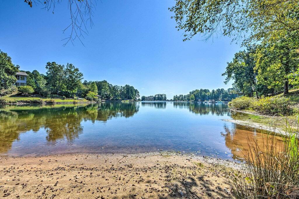 Ganze Wohnung, Designer Retreat w/ Pool, Golf + Beach Access! in Lake Keowee