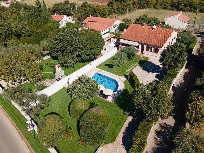 Ferienhaus für 7 Personen, mit Terrasse und Pool in Pavicini